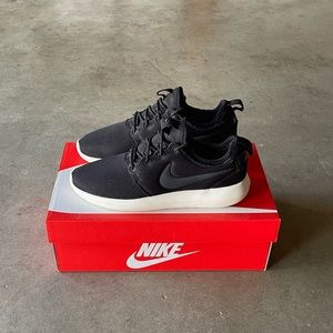 Nike Roshe Two Black/White Lightweight Running/Walking Sneakers/Shoes 5.5 Youth
